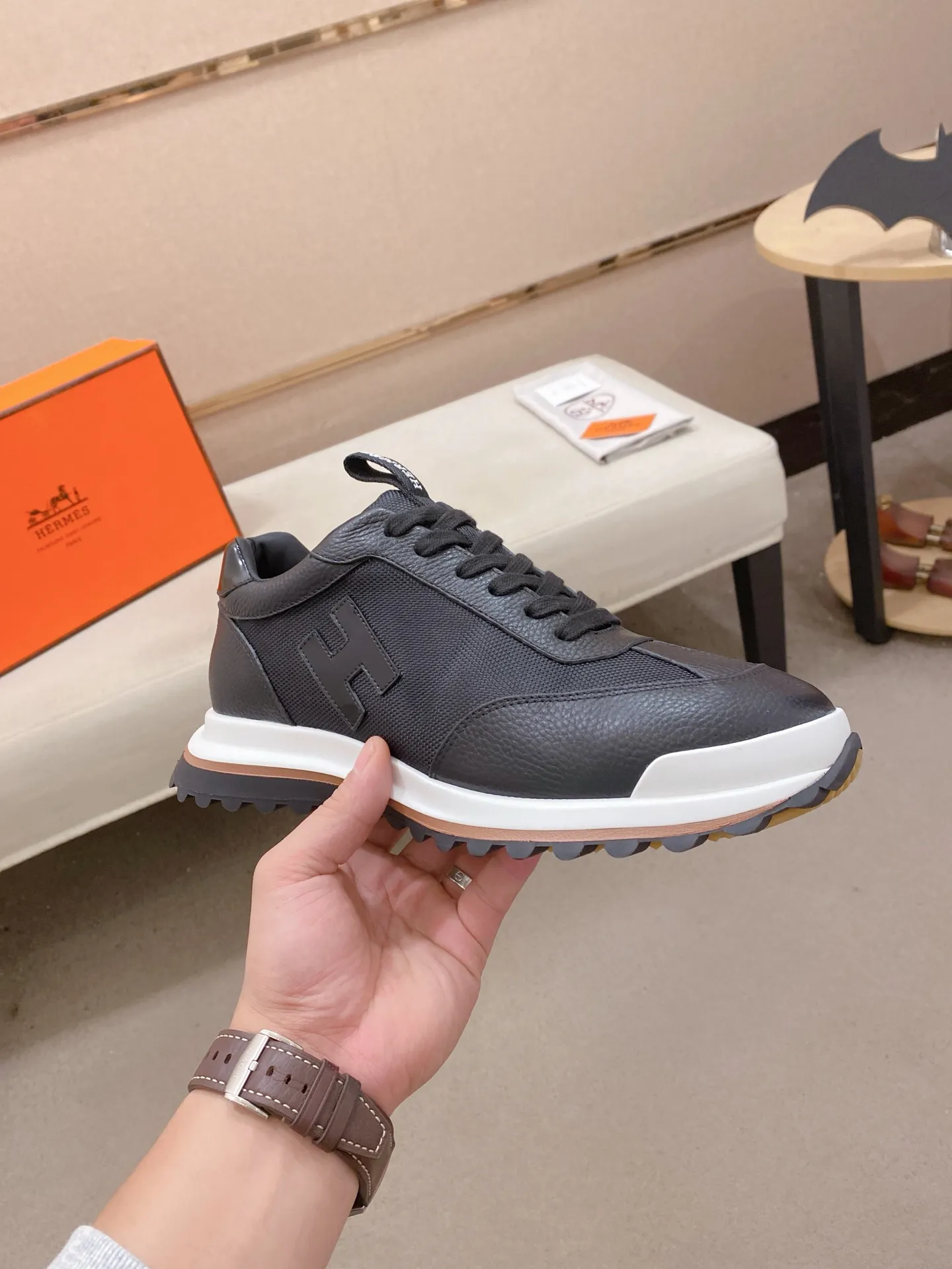 Men's shoes💰: 640💰HERMES/Hermes Leader sneakers! Tech twill, calfskin and suede goatskin sneakers featuring paneled multicolor twill, calfskin and suede. Lightweight geometric sole for a stylish urban look. Product details: White and orange rubber sole Black rubber sole with orange rubber insert Light natural leather insert White rubber toe cap Beige lambskin insole and lining Cotton strap, rubber lettering Sole height: 4cm Size: 38-39-40-41-42-43-44 (45.46 custom-made)